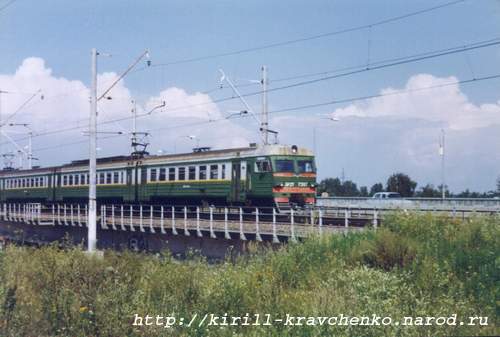 Фото 07. 2004-08-07. Электропоезд на пути к электродепо Металлострой, на мосту через реку Славянка