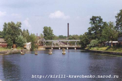 Фото 13. 2004-08-07. Ижорский завод и историческая плотина через реку Ижора