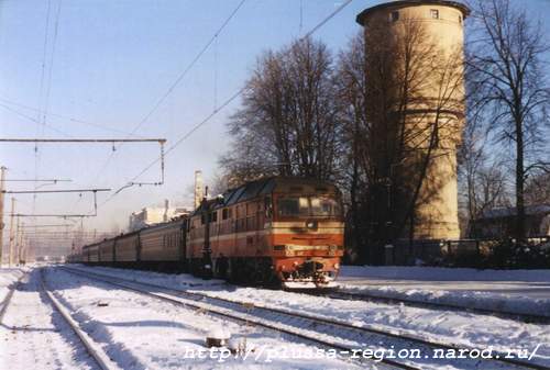 Фото 04. ТЭП70 с поездом Луга-Псков в Луге. Рядом - старая водонапорная башня