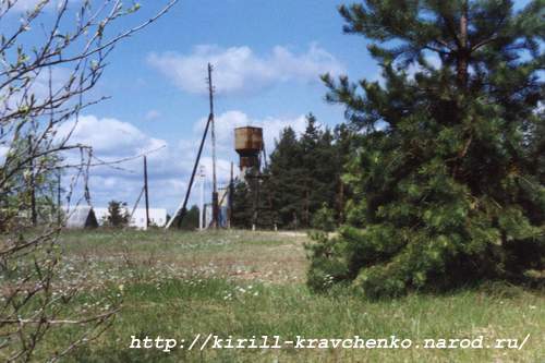 Фото 12. 2005-05-20. Вид на водонапорную башню в Старой Малуксе