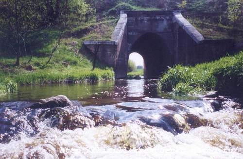 Фото 12. 2005-05-23. Труба реки Кикенка в Стрельне и маленький водопад