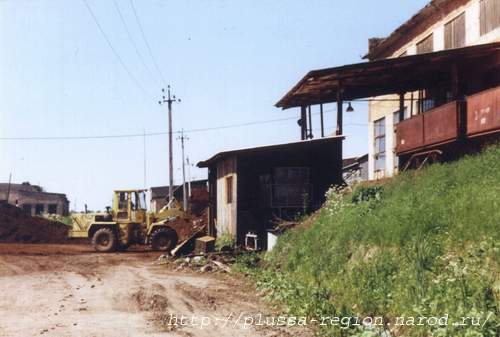 Фото 37. Торфозавод в Заплюсье. Трактор загружает в бункера торф на переработку