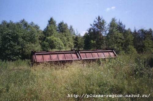 Фото 11. 2005-07-06. Перевернутый торфовозный вагон