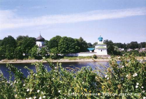 Фото 19. Мирожский монастырь на берегу реки Великая