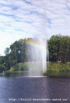 Фото 31. В центре озера фонтан, с котором видна радуга