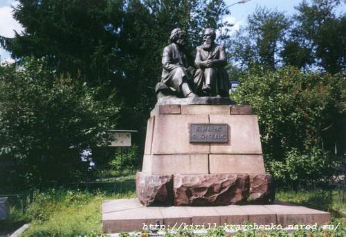 Фото 41. На проспекте Карла Маркса есть памятник Марксу и Энгельсу. Занятная скульптура :-)