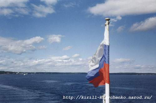 Фото 50. Развевающийся триколор над Онежским озером. Позади - Петрозаводск