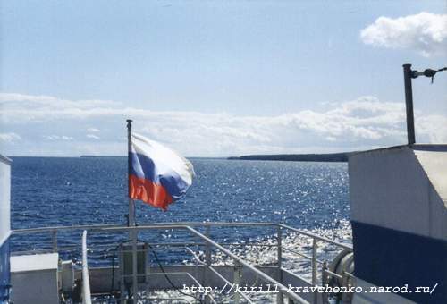 Фото 52. Теплоход поворачивает обратно к Петрозаводску. Развевающийся флаг